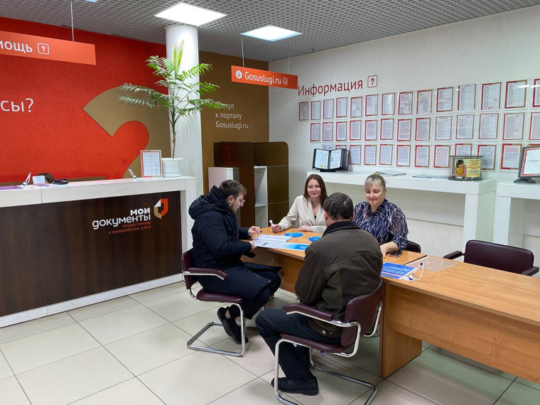 Курян проконсультировали по вопросам земли и недвижимости. Курян проконсультировали по вопросам земли и недвижимости.